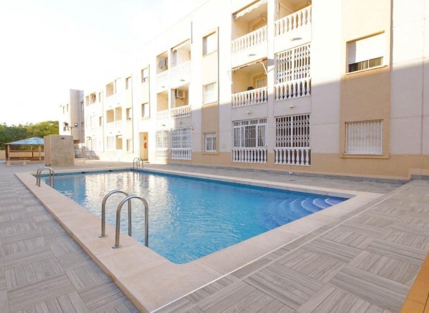 2 soveværelse Bungalow til salg i Torrevieja med swimmingpool - € 125.000 (Ref: 9521883)