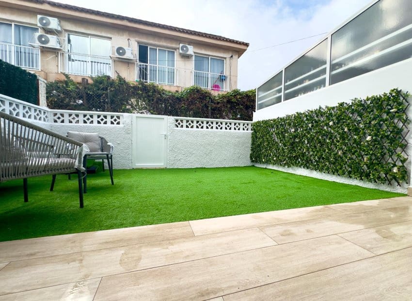 1 chambre Bungalow à vendre à Orihuela Costa avec piscine - 114 900 € (Ref: 9521894)