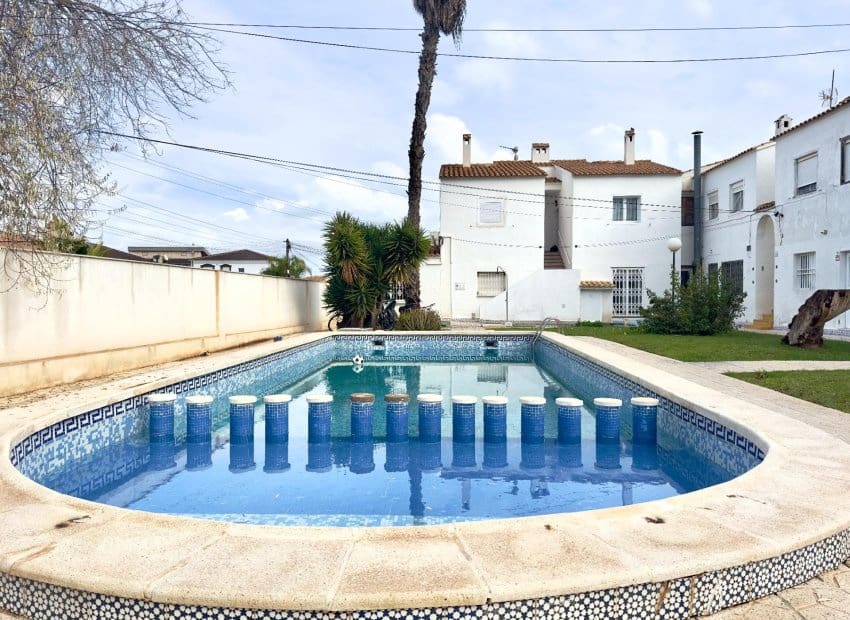 1 chambre Bungalow à vendre à Orihuela Costa avec piscine - 114 900 € (Ref: 9521894)