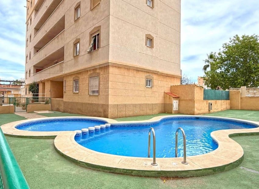 2 slaapkamer Appartement te koop in Torrevieja met zwembad - € 110.000 (Ref: 9521898)