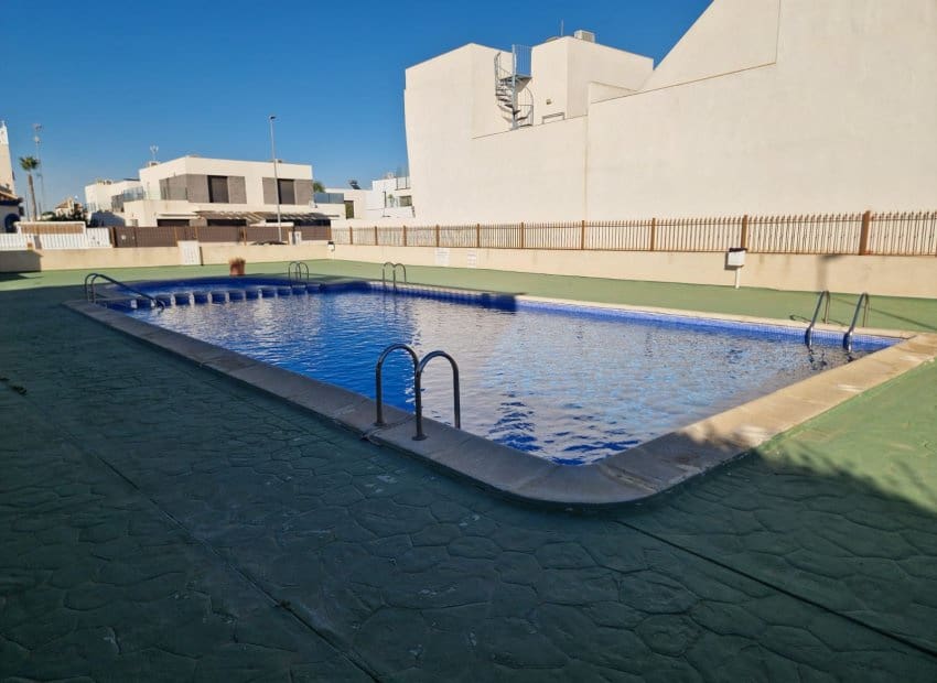 Apartamento de 2 habitaciones en Daya Vieja en venta con piscina - 105.000 € (Ref: 9521900)