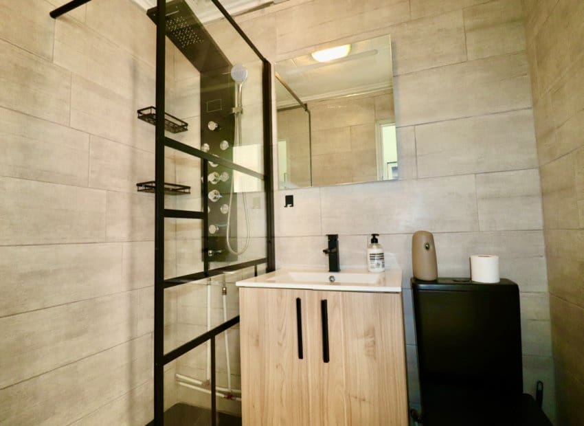 2 soveværelse Semi-Rækkehus til salg i La Siesta med swimmingpool - € 104.950 (Ref: 9521901)