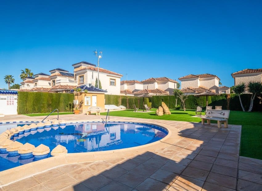 2 Zimmer Bungalow zu verkaufen in El Raso mit Pool - 247.000 € (Ref: 9523051)