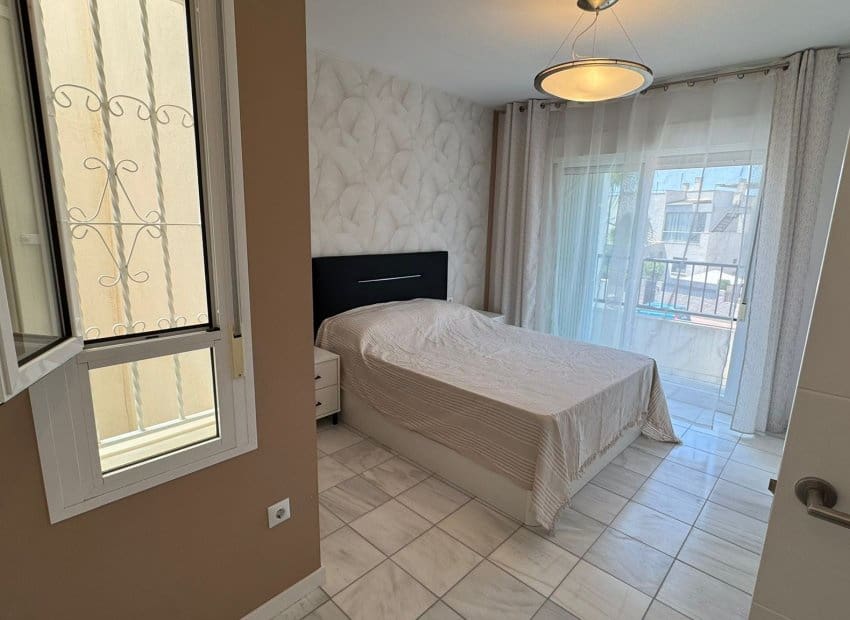 2 sypialnia Dom na sprzedaż w Torrevieja z basenem - 240 000 € (Ref: 9523394)