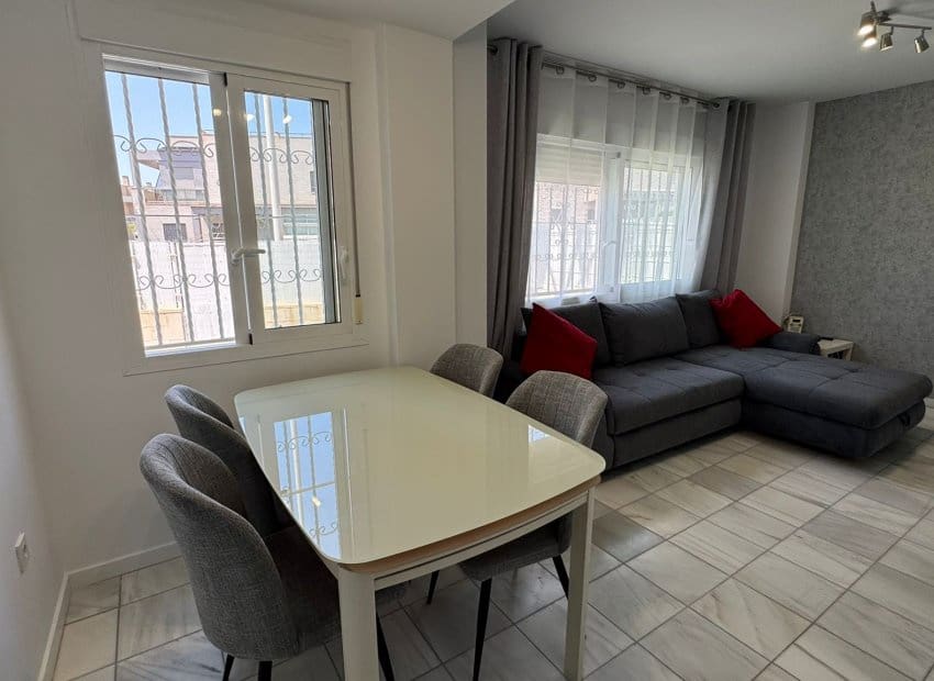 2 sypialnia Dom na sprzedaż w Torrevieja z basenem - 240 000 € (Ref: 9523394)