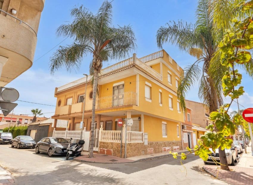 4 bedroom Townhouse for sale in Los Alcazares - € 219,900 (Ref: 9523409)