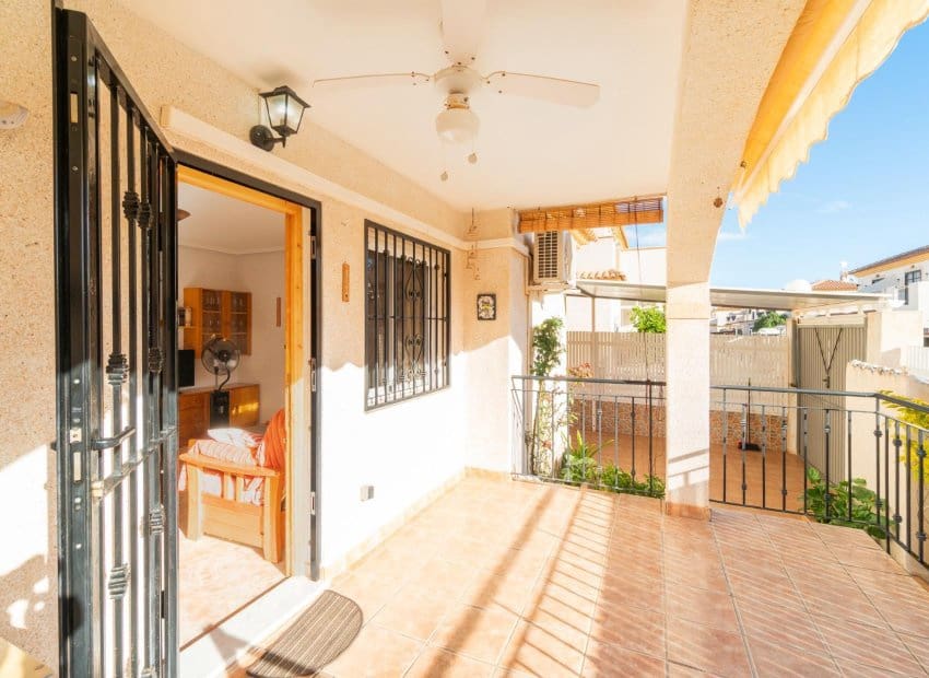 Casa de 2 habitaciones en Playa Flamenca en venta con piscina - 189.000 € (Ref: 9523423)