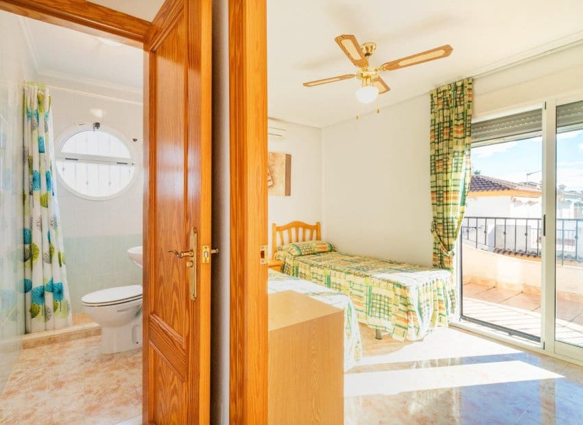 Casa de 2 habitaciones en Playa Flamenca en venta con piscina - 189.000 € (Ref: 9523423)