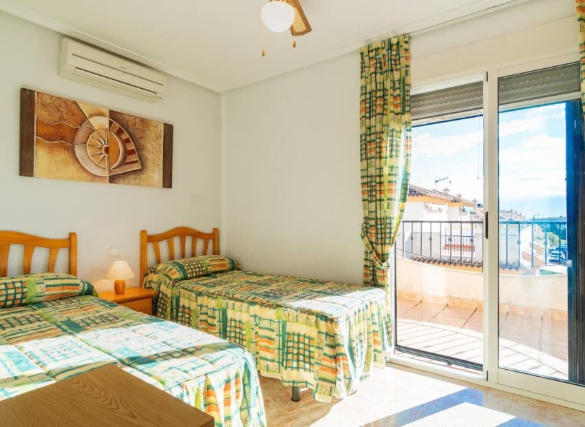 Casa de 2 habitaciones en Playa Flamenca en venta con piscina - 189.000 € (Ref: 9523423)