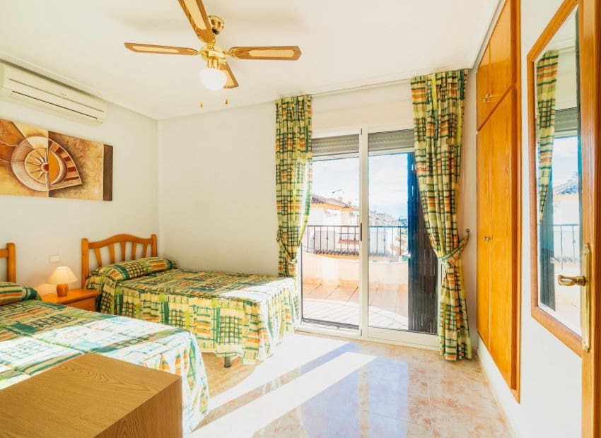 Casa de 2 habitaciones en Playa Flamenca en venta con piscina - 189.000 € (Ref: 9523423)