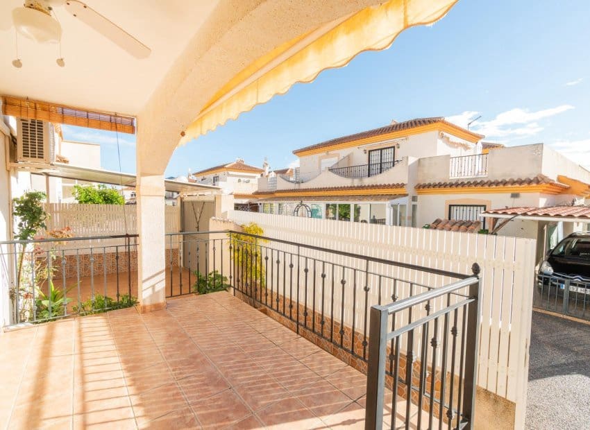 Casa de 2 habitaciones en Playa Flamenca en venta con piscina - 189.000 € (Ref: 9523423)