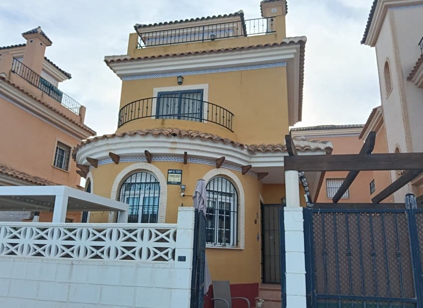 3 bedroom Villa for sale in Los Montesinos with pool - € 188,000 (Ref: 9523425)