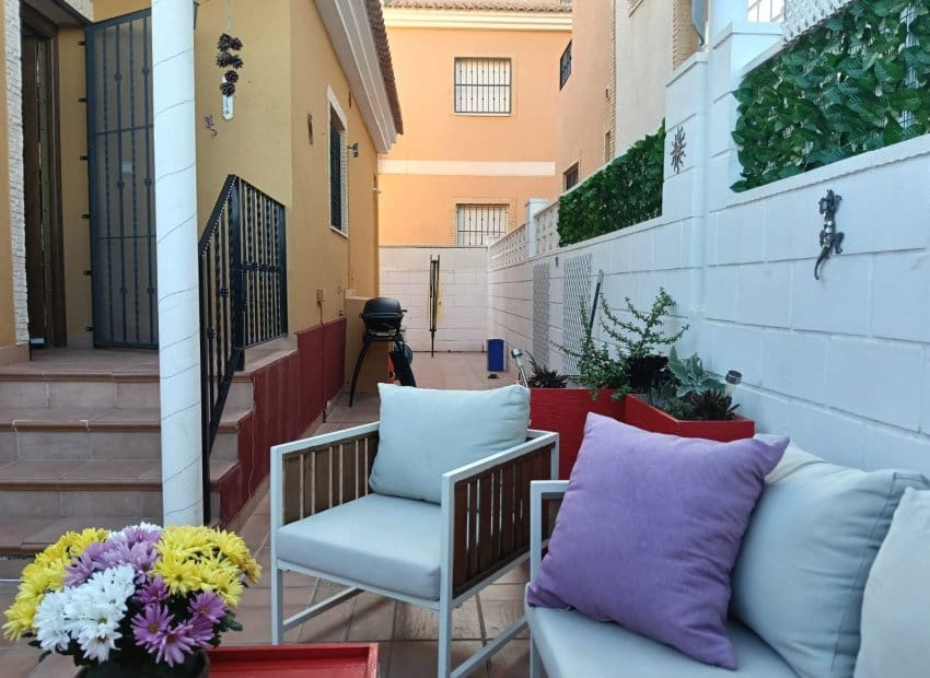 3 bedroom Villa for sale in Los Montesinos with pool - € 188,000 (Ref: 9523425)