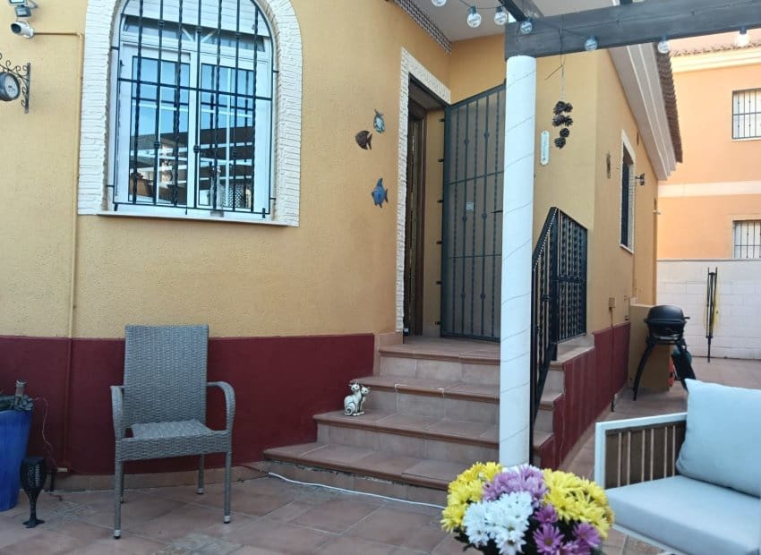 3 bedroom Villa for sale in Los Montesinos with pool - € 188,000 (Ref: 9523425)