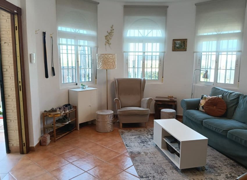 3 bedroom Villa for sale in Los Montesinos with pool - € 188,000 (Ref: 9523425)