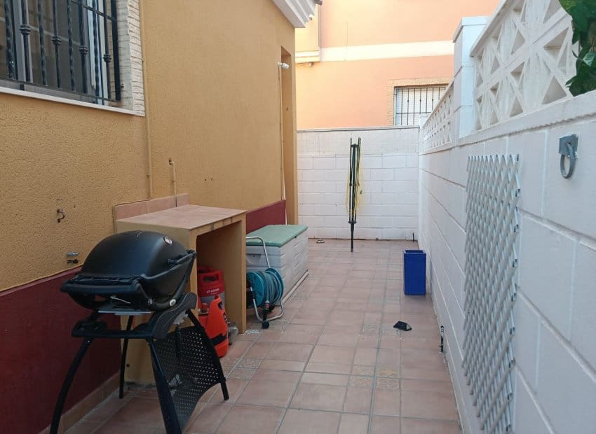 3 bedroom Villa for sale in Los Montesinos with pool - € 188,000 (Ref: 9523425)