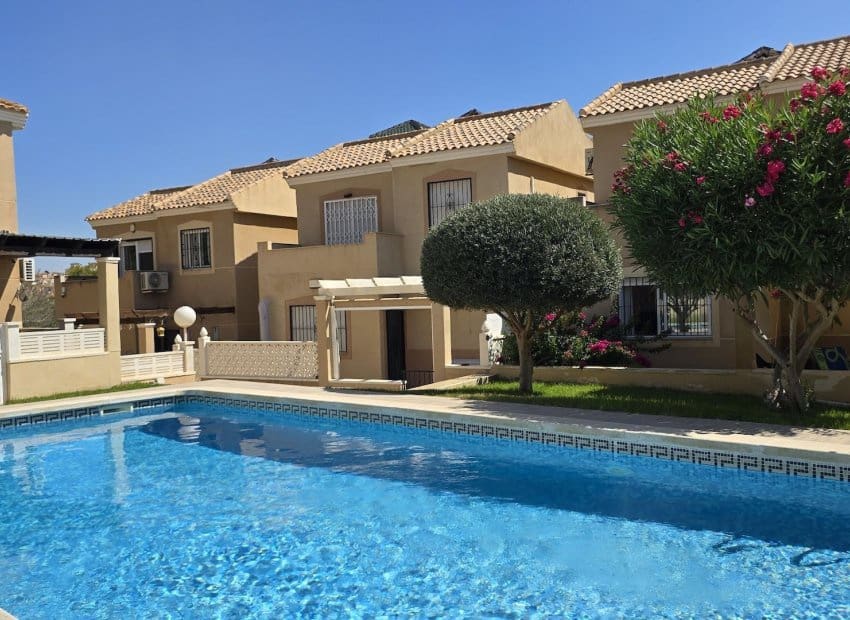 3 sypialnia Willa na sprzedaż w Orihuela Costa z basenem - 299 500 € (Ref: 9524657)