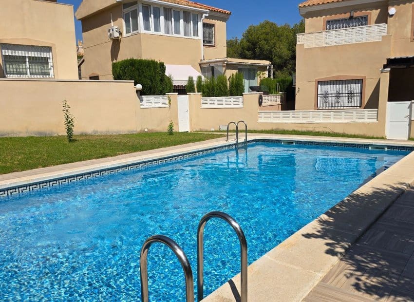 3 sypialnia Willa na sprzedaż w Orihuela Costa z basenem - 299 500 € (Ref: 9524657)