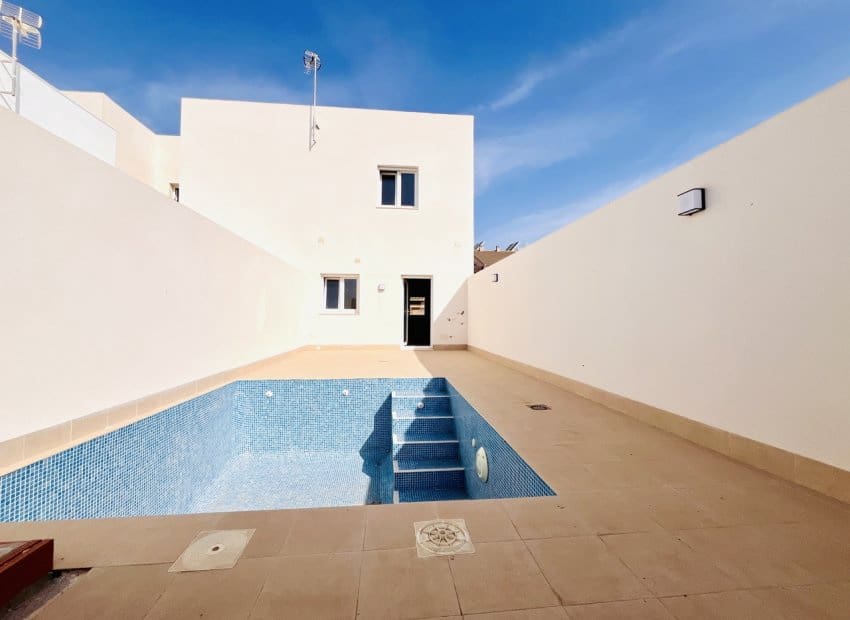 3 slaapkamer Rijtjeshuis te koop in Pilar de la Horadada met zwembad - € 265.000 (Ref: 9524666)