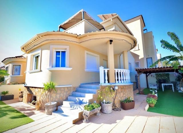 4 slaapkamer Villa te koop in San Miguel de Salinas met zwembad - € 309.000 (Ref: 9524740)