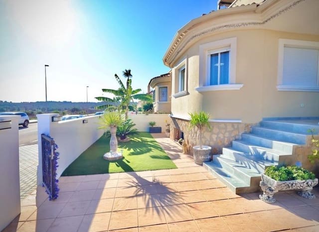 4 slaapkamer Villa te koop in San Miguel de Salinas met zwembad - € 309.000 (Ref: 9524740)