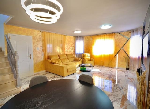 4 slaapkamer Villa te koop in San Miguel de Salinas met zwembad - € 309.000 (Ref: 9524740)