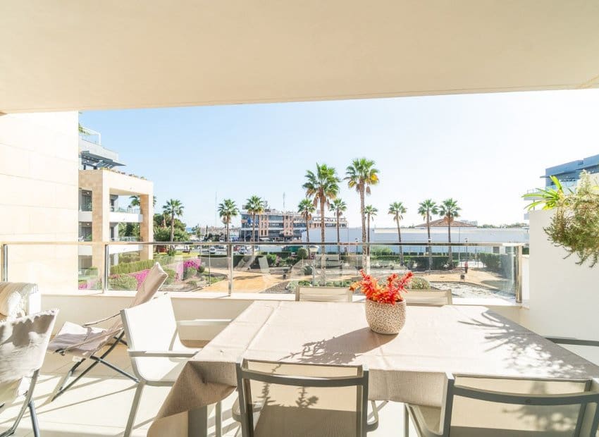 Apartamento de 2 habitaciones en Playa Flamenca en venta con piscina - 399.000 € (Ref: 9525348)