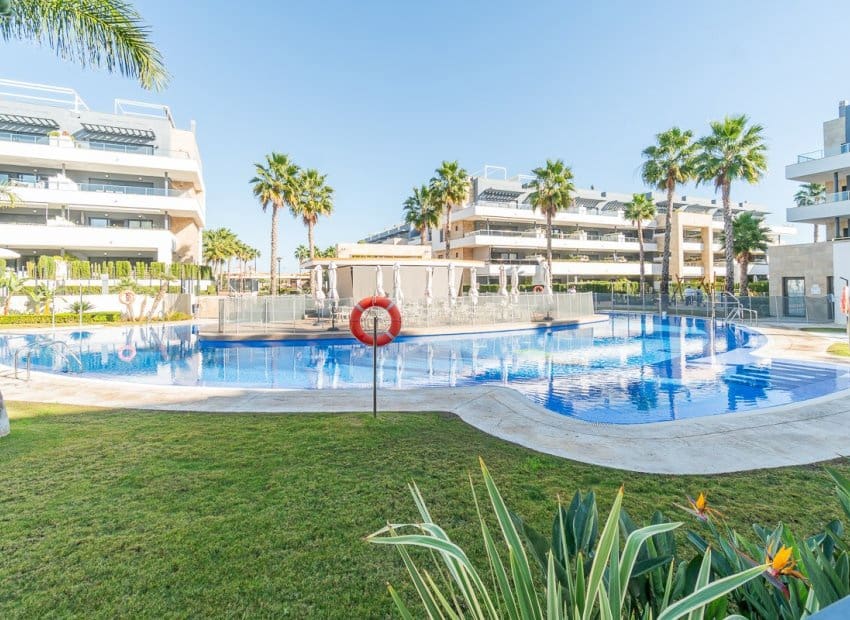 Apartamento de 2 habitaciones en Playa Flamenca en venta con piscina - 399.000 € (Ref: 9525348)