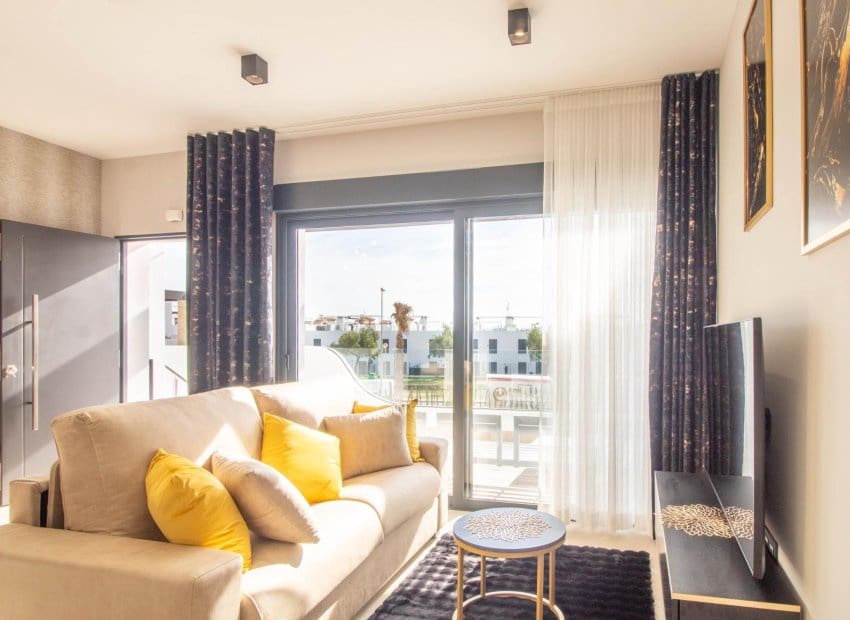 Bungalow de 2 habitaciones en Orihuela Costa en venta con piscina - 385.000 € (Ref: 9525350)