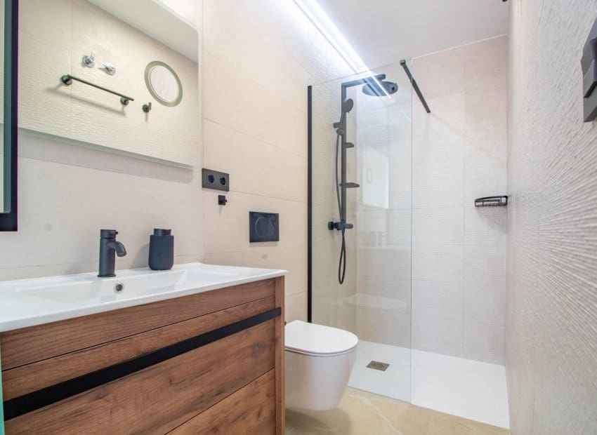 Bungalow de 2 habitaciones en Orihuela Costa en venta con piscina - 385.000 € (Ref: 9525350)