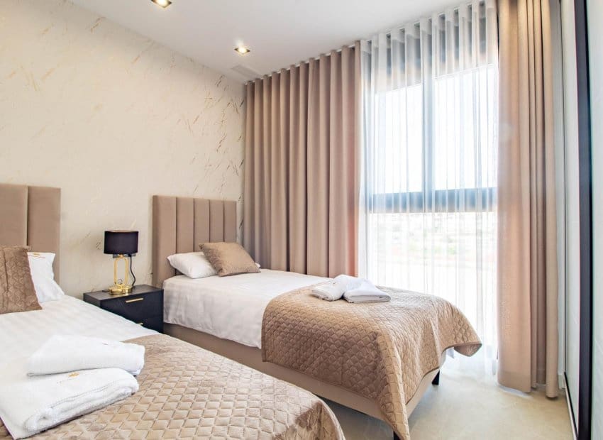 Bungalow de 2 habitaciones en Orihuela Costa en venta con piscina - 385.000 € (Ref: 9525350)