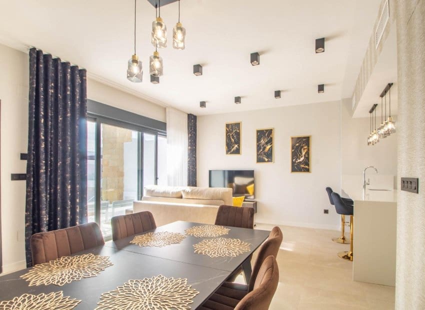 Bungalow de 2 habitaciones en Orihuela Costa en venta con piscina - 385.000 € (Ref: 9525350)