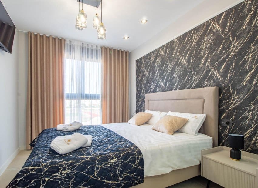 Bungalow de 2 habitaciones en Orihuela Costa en venta con piscina - 385.000 € (Ref: 9525350)