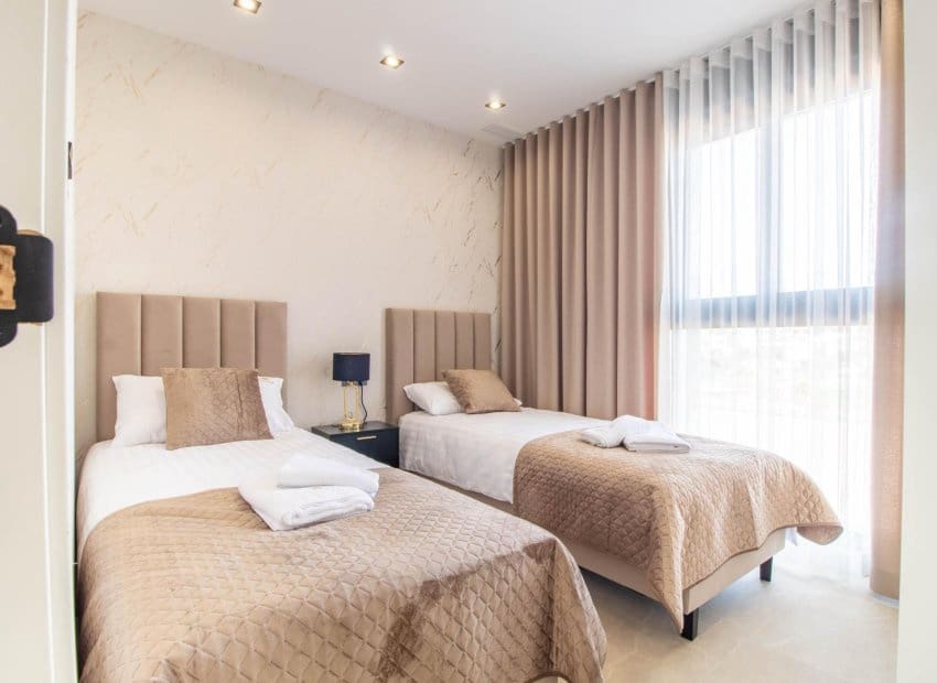 Bungalow de 2 habitaciones en Orihuela Costa en venta con piscina - 385.000 € (Ref: 9525350)