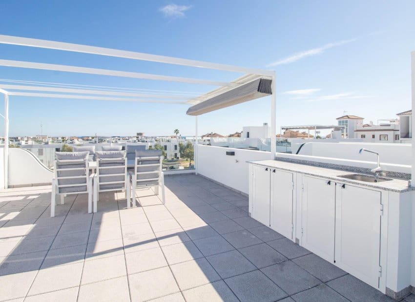 Bungalow de 2 habitaciones en Orihuela Costa en venta con piscina - 385.000 € (Ref: 9525350)