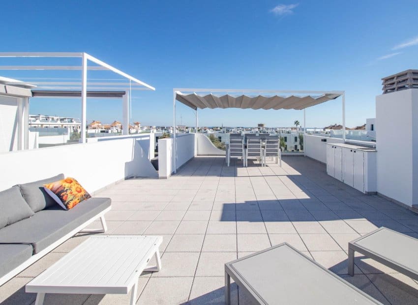 Bungalow de 2 habitaciones en Orihuela Costa en venta con piscina - 385.000 € (Ref: 9525350)