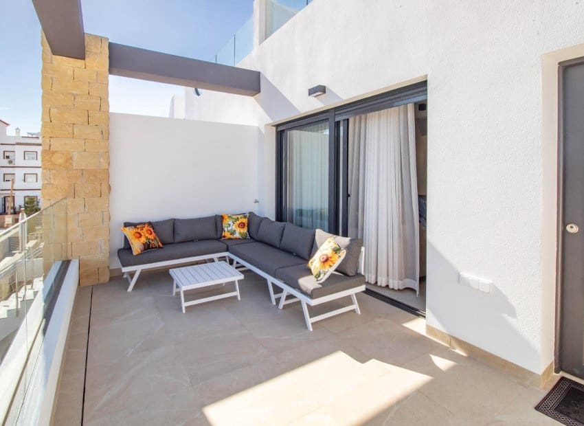 Bungalow de 2 habitaciones en Orihuela Costa en venta con piscina - 385.000 € (Ref: 9525350)