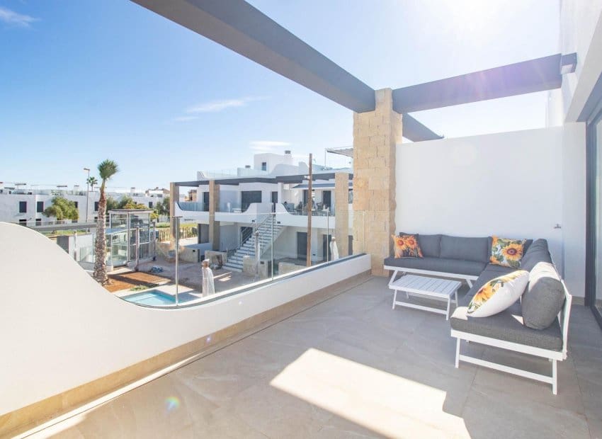 Bungalow de 2 habitaciones en Orihuela Costa en venta con piscina - 385.000 € (Ref: 9525350)