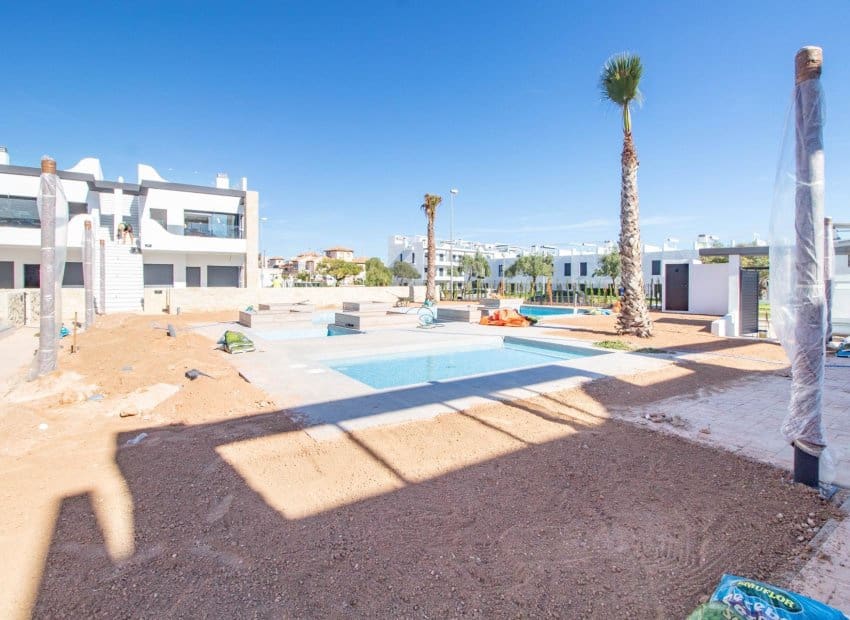Bungalow de 2 habitaciones en Orihuela Costa en venta con piscina - 385.000 € (Ref: 9525350)