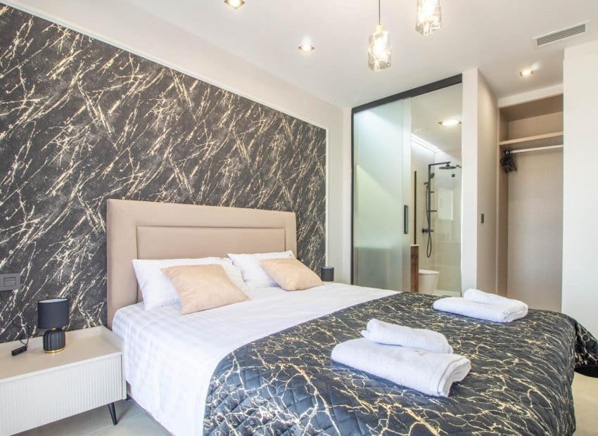 Bungalow de 2 habitaciones en Orihuela Costa en venta con piscina - 385.000 € (Ref: 9525350)