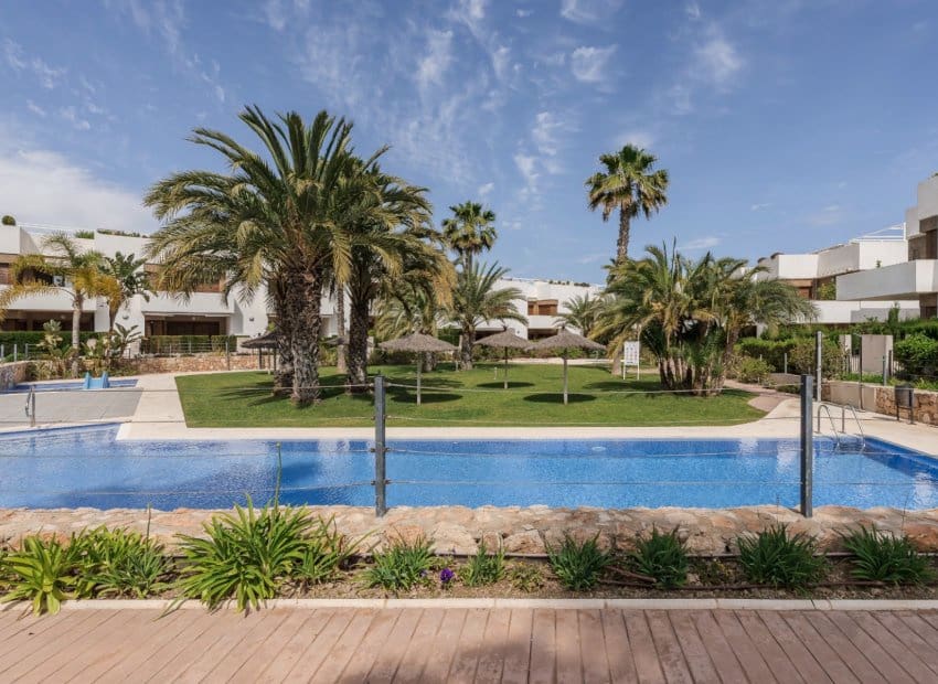 Apartamento de 3 habitaciones en Orihuela Costa en venta con piscina - 379.000 € (Ref: 9525351)