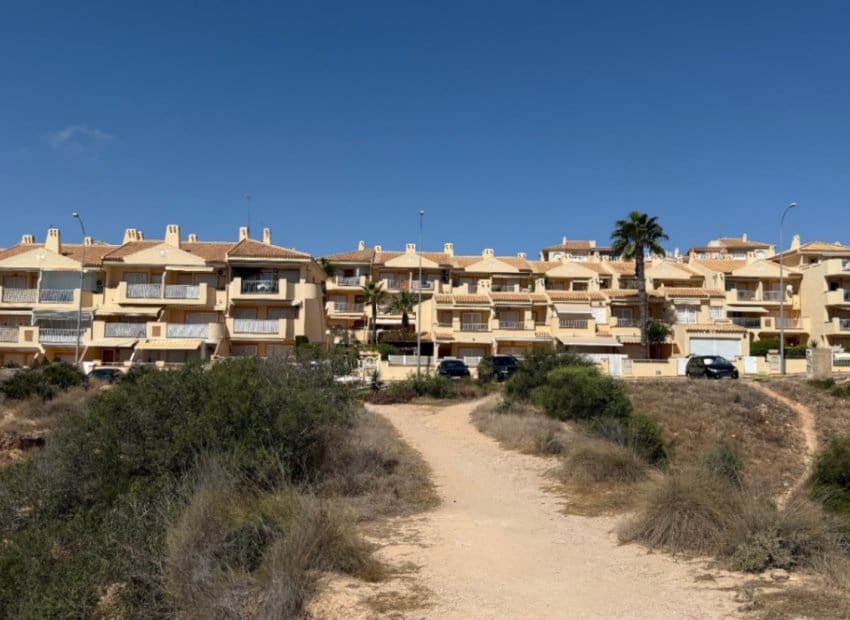3 soverom Hus til salgs i Orihuela Costa med svømmebasseng - € 369 000 (Ref: 9525354)