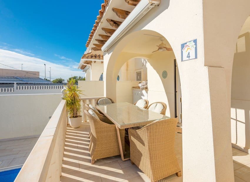 3 soveværelse Villa til salg i Orihuela Costa med swimmingpool - € 365.000 (Ref: 9525355)