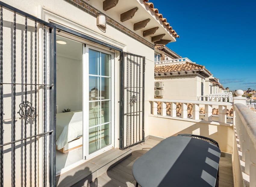 3 soveværelse Villa til salg i Orihuela Costa med swimmingpool - € 365.000 (Ref: 9525355)