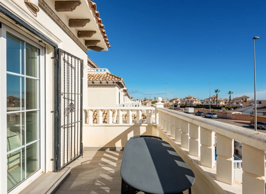 3 soveværelse Villa til salg i Orihuela Costa med swimmingpool - € 365.000 (Ref: 9525355)