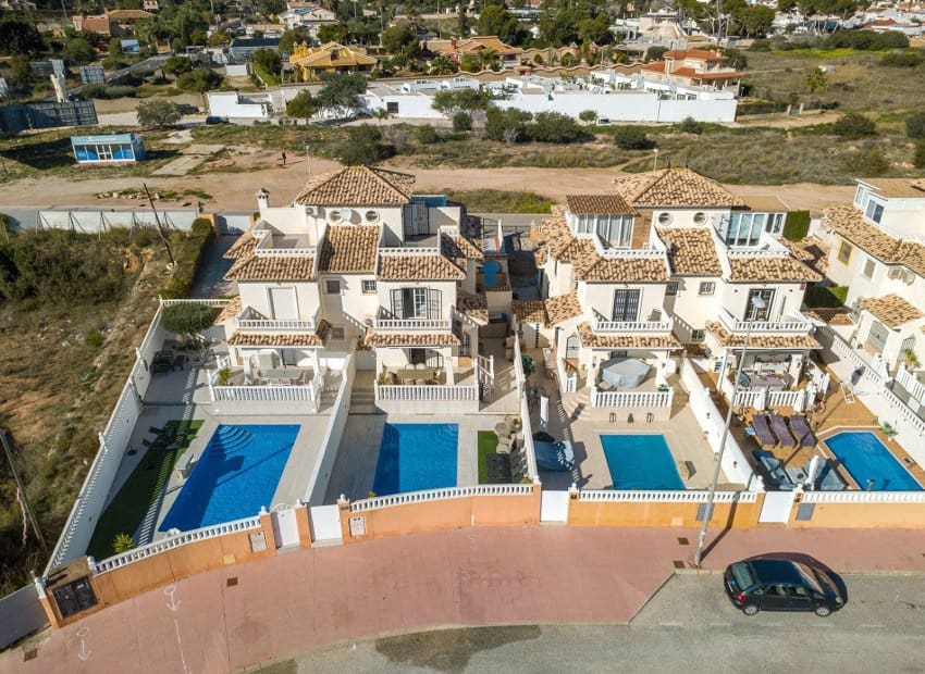 3 soveværelse Villa til salg i Orihuela Costa med swimmingpool - € 365.000 (Ref: 9525355)