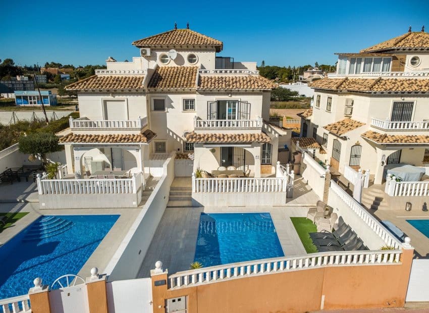 3 soveværelse Villa til salg i Orihuela Costa med swimmingpool - € 365.000 (Ref: 9525355)