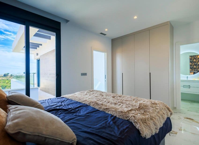 Chalet de 3 habitaciones en Pilar de la Horadada en venta con piscina - 399.000 € (Ref: 9525359)