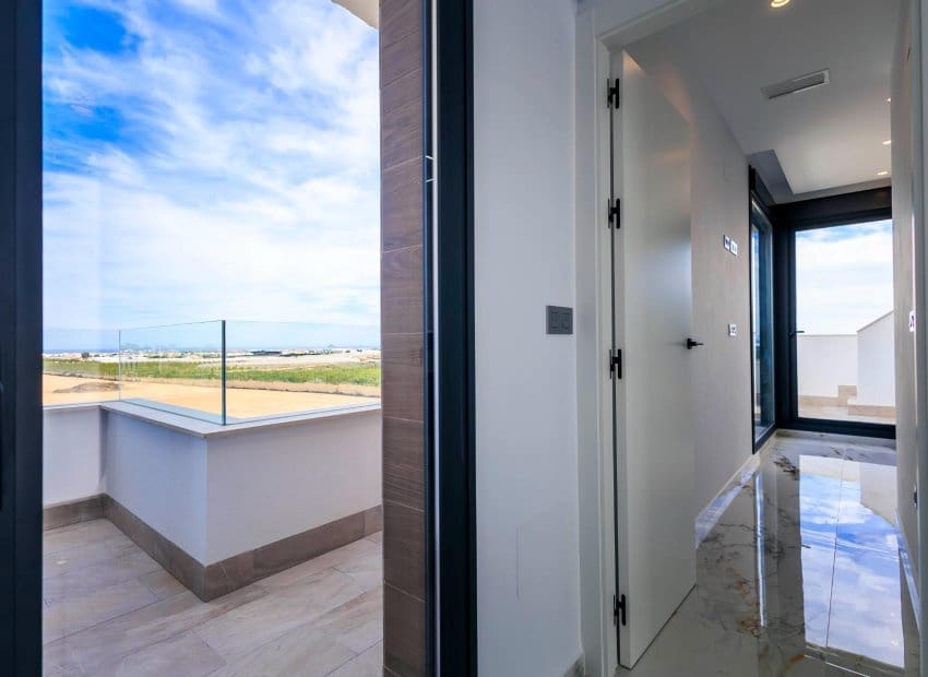 Chalet de 3 habitaciones en Pilar de la Horadada en venta con piscina - 399.000 € (Ref: 9525359)