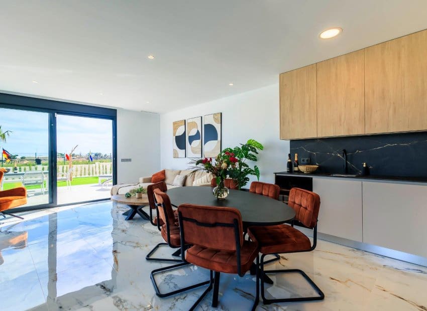 Chalet de 3 habitaciones en Pilar de la Horadada en venta con piscina - 399.000 € (Ref: 9525359)